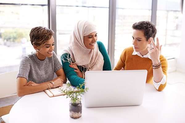 Blickweisen - Vielfalt-führen - Hijab; Computer; Using Computer; New Business; Businesswoman; Mature Women; Young Women; Women; Females; Group Of People; Surfing the Net; Mixed Age Range; Brainstorming; Mature Adult; Mid Adult; Young Adult; Adult; Smiling; Talking; Sitting; Looking; Islam; Middle Eastern Ethnicity; Multi-Ethnic Group; Ethnic; Meeting; Strategy; Planning; Cooperation; Teamwork; Discussion; Communication; Happiness; Business; Technology; Cheerful; Design Professional; Business Person; Office Worker; Occupation; People; Board Room; Office; Place of Work; Internet; Laptop; Desk; Business Meeting; Business Teams; Team; Corporate Business; Diverse;